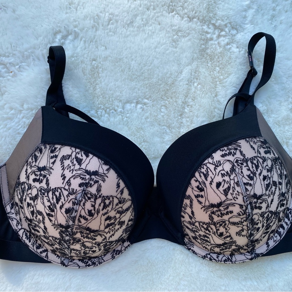 Victoria’s Secret Very Sexy Push Up Elegant Black & Nude Lace Bra 36D